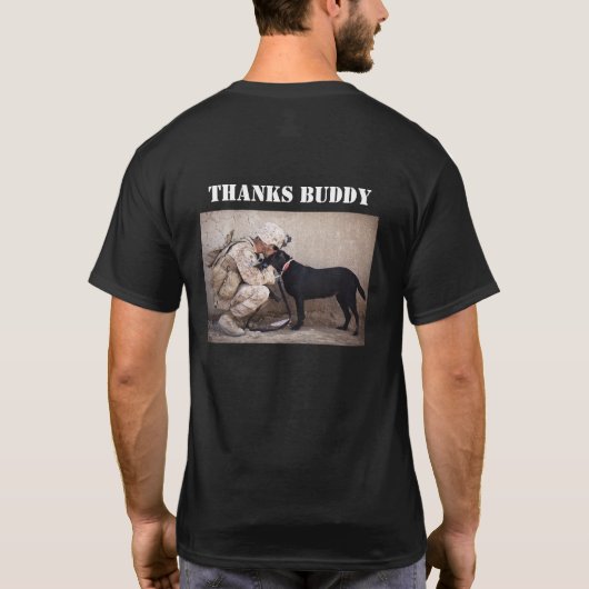 Soldaat in Fatigues met zijn militaire hond T-shirt (Achterkant)