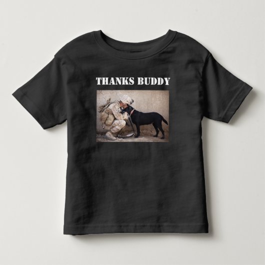 Soldaat in gevechtskleding met zijn militaire hond kinder shirts (Voorkant)