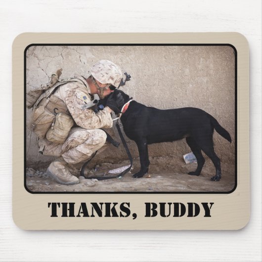 Soldaat in gevechtskleding met zijn militaire hond muismat (Voorkant)