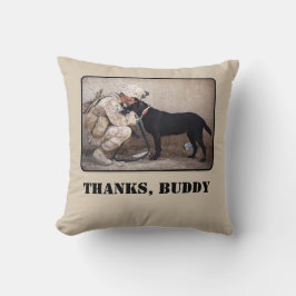 Soldaat in veldtenue met zijn militaire hond kussen