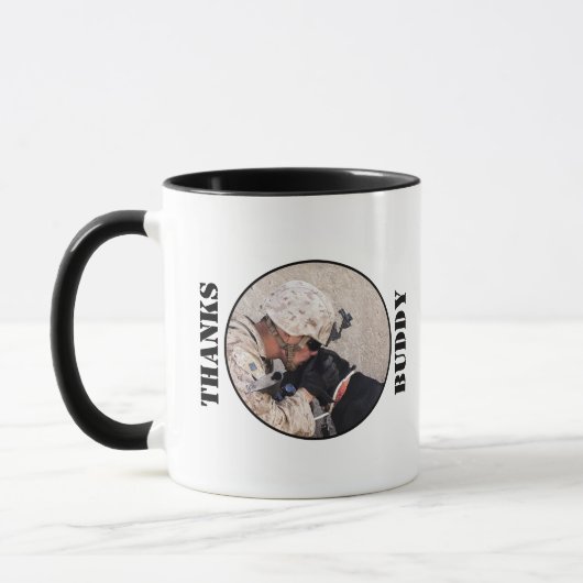 Soldaat in Vermoeidheid met zijn zwarte militaire  Mok (Links)