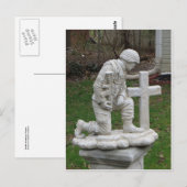 Soldaat knielt in gebed briefkaart (Voorkant / Achterkant)