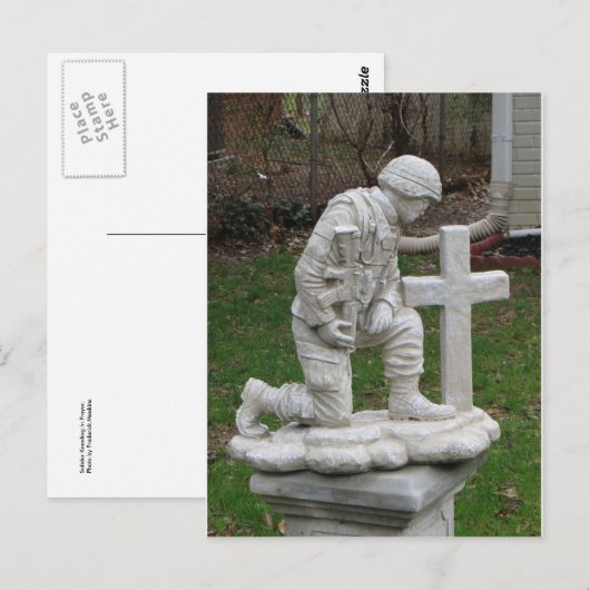 Soldaat knielt in gebed briefkaart (Voorkant / Achterkant)