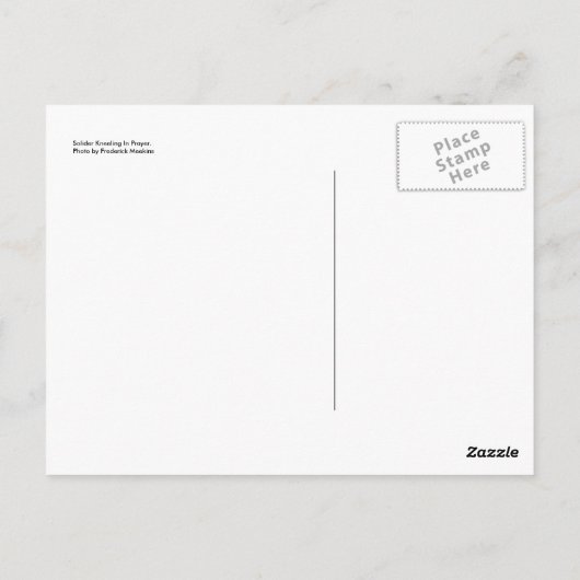 Soldaat knielt in gebed briefkaart (Achterkant)