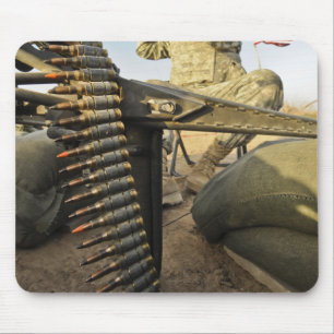 Soldaat scouts voor vijandelijke activiteit muismat