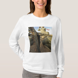 Soldaat scouts voor vijandelijke activiteit t-shirt