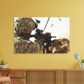 soldaat zet vijandelijke troepen in canvas afdruk (Insitu (Woonkamer))