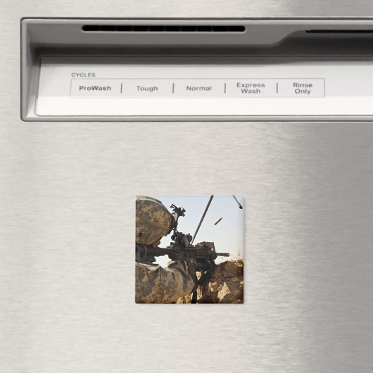 soldaat zet vijandelijke troepen in magneet (Insitu (Vaatwasser))