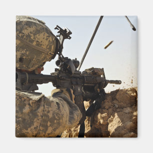 soldaat zet vijandelijke troepen in magneet