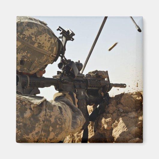 soldaat zet vijandelijke troepen in magneet (Voorkant)