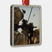 soldaat zet vijandelijke troepen in metalen ornament (Rechts)