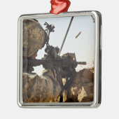 soldaat zet vijandelijke troepen in metalen ornament (Links)