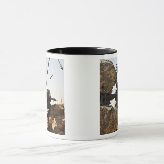 soldaat zet vijandelijke troepen in mok (Midden)