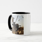 soldaat zet vijandelijke troepen in mok (Voorkant links)