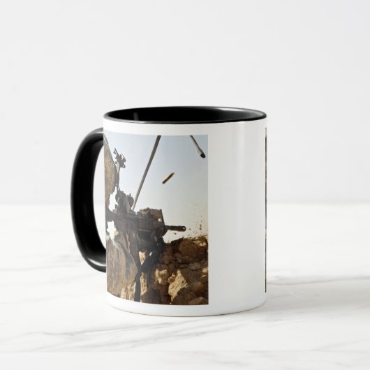 soldaat zet vijandelijke troepen in mok (Voorkant links)