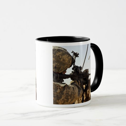 soldaat zet vijandelijke troepen in mok (Voorkant rechts)