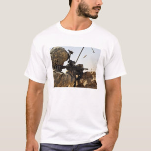 soldaat zet vijandelijke troepen in t-shirt