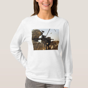 soldaat zet vijandelijke troepen in t-shirt