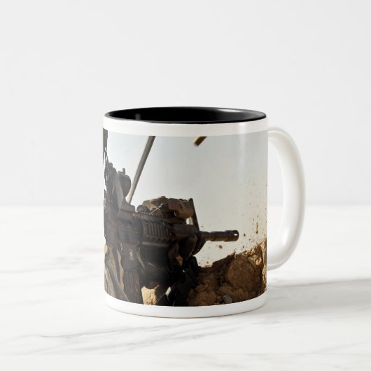 soldaat zet vijandelijke troepen in tweekleurige koffiemok (Voorkant rechts)