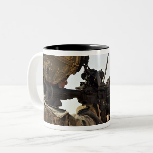 soldaat zet vijandelijke troepen in tweekleurige koffiemok (Voorkant links)