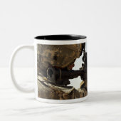 soldaat zet vijandelijke troepen in tweekleurige koffiemok (Links)