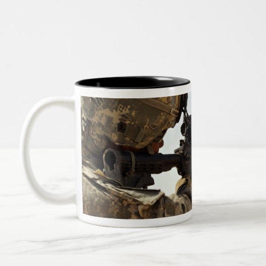 soldaat zet vijandelijke troepen in tweekleurige koffiemok (Links)