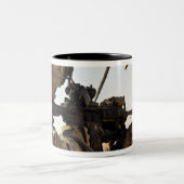 soldaat zet vijandelijke troepen in tweekleurige koffiemok (Center)