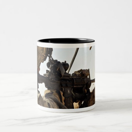 soldaat zet vijandelijke troepen in tweekleurige koffiemok (Center)