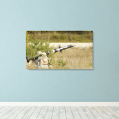 soldaten die een FGM-148 Javelin ontslaan Canvas Afdruk (Insitu (Houten vloer))