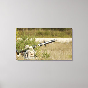 soldaten die een FGM-148 Javelin ontslaan Canvas Afdruk