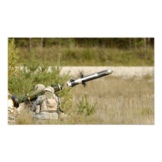 soldaten die een FGM-148 Javelin ontslaan Foto Afdruk (Voorkant)