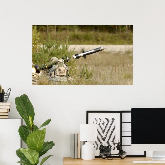 soldaten die een FGM-148 Javelin ontslaan Poster (Thuiskantoor)
