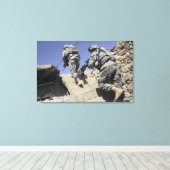 Soldaten die een trap oplopen in een gebouw canvas afdruk (Insitu (Houten vloer))