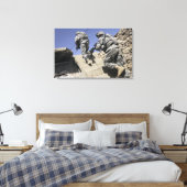 Soldaten die een trap oplopen in een gebouw canvas afdruk (Insitu (Slaapkamer))