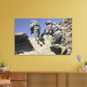 Soldaten die een trap oplopen in een gebouw canvas afdruk (Insitu (Woonkamer))