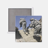 Soldaten die een trap oplopen in een gebouw magneet (Voorkant / Achterkant)