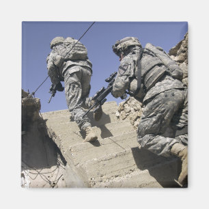 Soldaten die een trap oplopen in een gebouw magneet