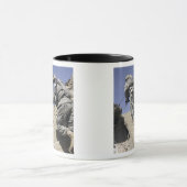 Soldaten die een trap oplopen in een gebouw mok (Midden)