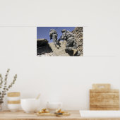 Soldaten die een trap oplopen in een gebouw poster (Keuken)