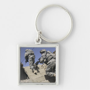 Soldaten die een trap oplopen in een gebouw sleutelhanger