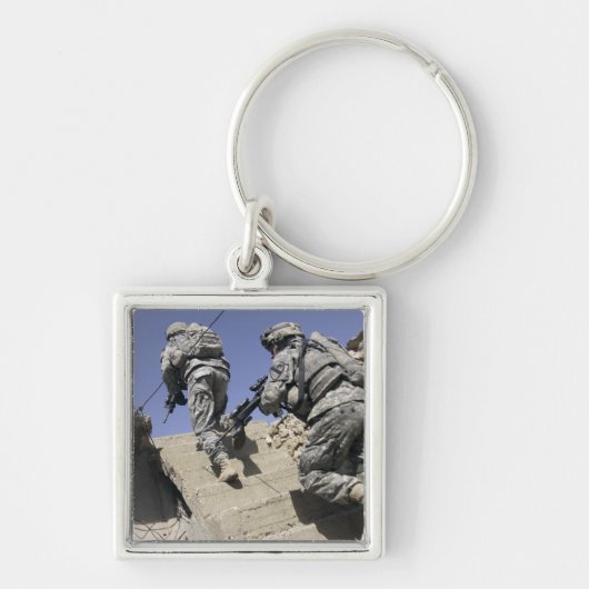 Soldaten die een trap oplopen in een gebouw sleutelhanger (Voorkant)