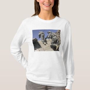 Soldaten die een trap oplopen in een gebouw t-shirt