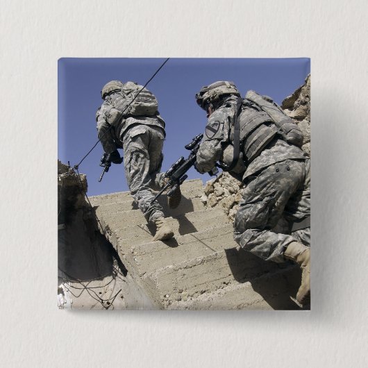 Soldaten die een trap oplopen in een gebouw vierkante button 5,1 cm (Voorkant)