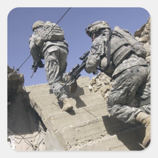 Soldaten die een trap oplopen in een gebouw vierkante sticker (Voorkant)