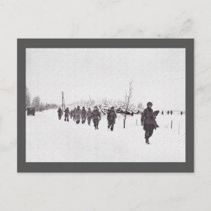 Soldaten die in sneeuw marcheren briefkaart