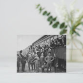 Soldaten die tijdens de Eerste Wereldoorlog naar C Briefkaart (Staand voorkant)