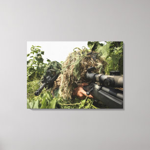 Soldaten gekleed in ghillie pakken canvas afdruk