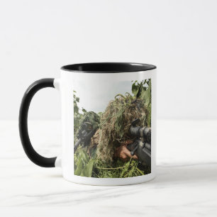 Soldaten gekleed in ghillie pakken mok