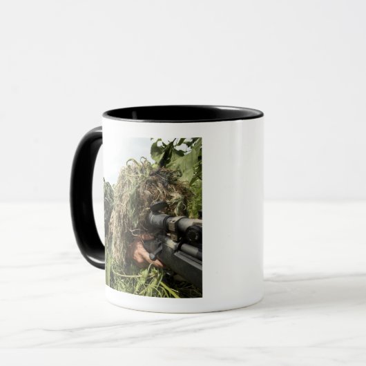 Soldaten gekleed in ghillie pakken mok (Voorkant links)