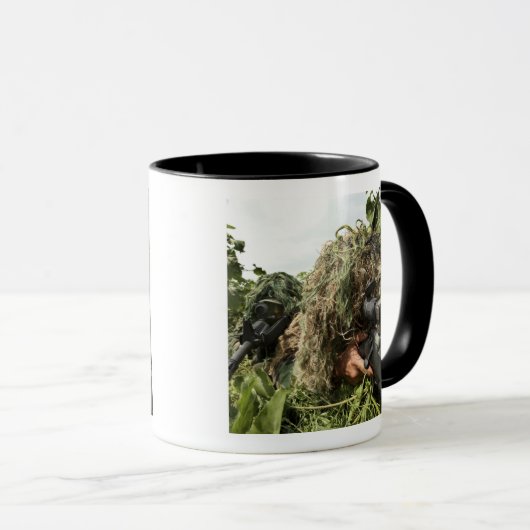 Soldaten gekleed in ghillie pakken mok (Voorkant rechts)